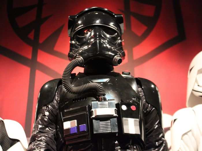 Costume designer Michael Kaplan used "cold blacks, grays, blues and metallic colors" to differentiate those in the First Order from the Resistance.