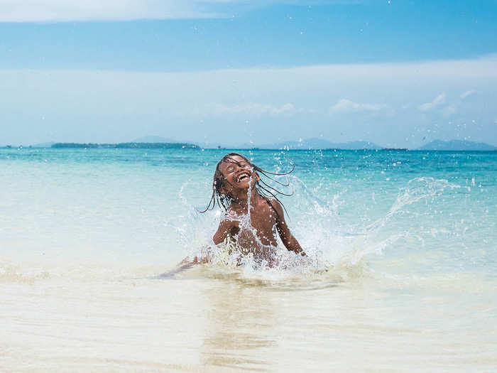 The first island Réhahn visited was Tabbalanos, where he was immediately greeted by running children, who were excited to meet a rare foreign visitor.