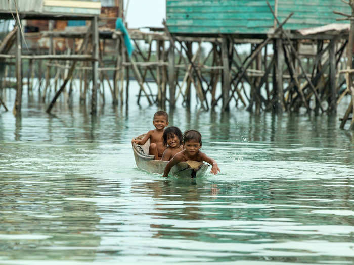 Omadal is a much larger village, consisting of 70 families that live in huts built on stilts and connected to each other via bridges. It