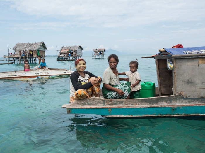 While the sea gypsies had next to nothing in common with his life, Réhahn was glad to have met these people and explored their islands.