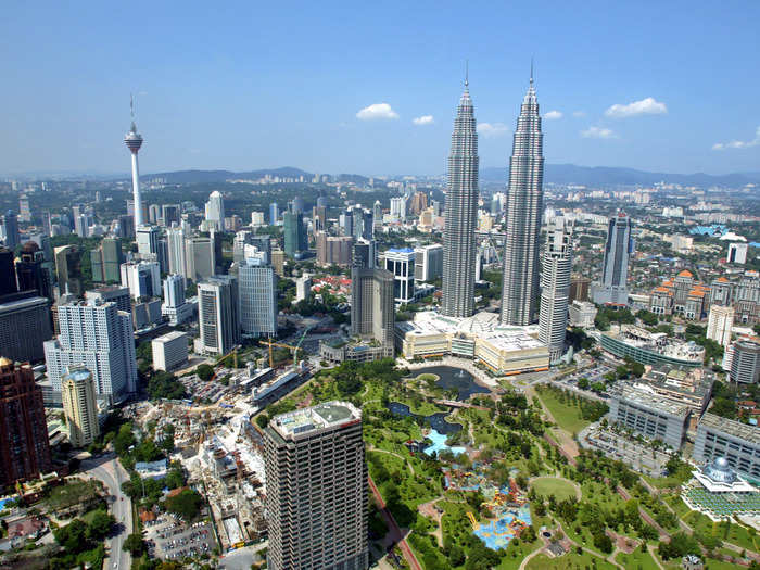 9. (TIE) Petronas Twin Towers — Kuala Lumpur, Malaysia (1,483 feet)