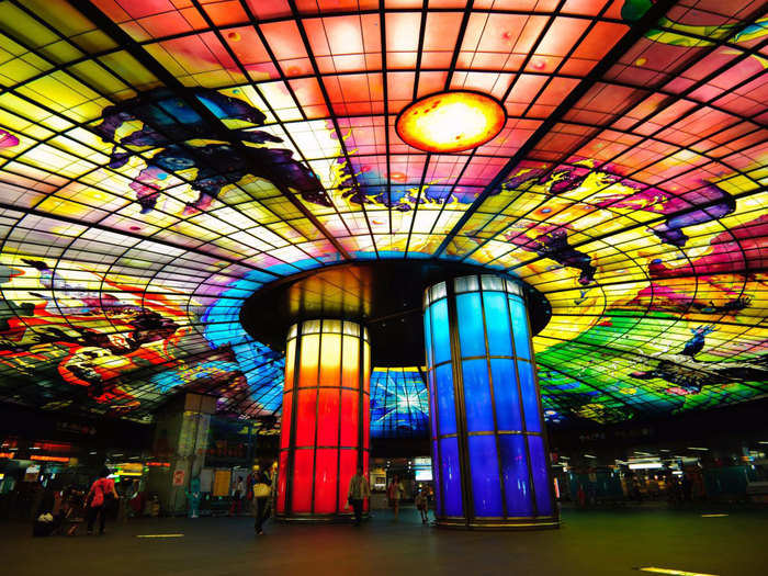 Inside the Formosa Boulevard Station in Kaohsiung, Taiwan, is a 4,500-panel glass artwork by Narcissus Quangliata that is said to be the largest glass-work in the world. Thanks to the stunning kaleidoscope effects of the piece, the area has actually been used as a wedding venue.