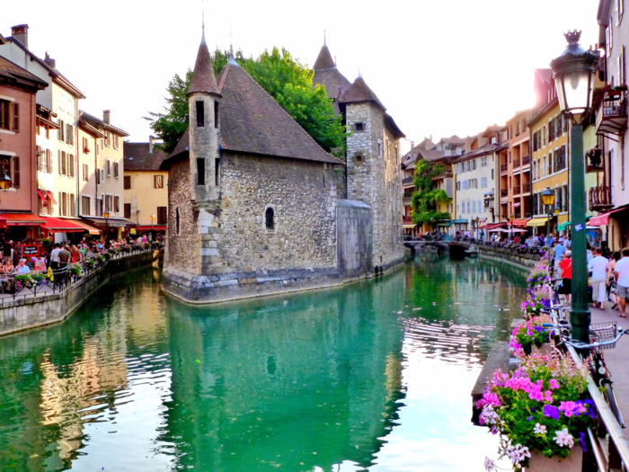 In the old town of Annecy, France, travelers are greeted by pastel-painted houses and cafes lining a lovely lakeshore. Hang out at one of its many outdoor eateries, cycle along the water, or admire its historical sites, like the Château d’Annecy.