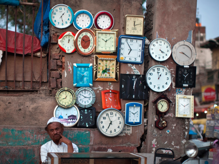 What is the angle between the hour hand and minute hand in an analog clock?