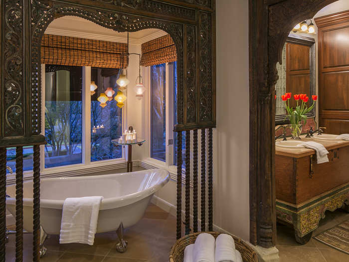 A romantic interlude. Unwind after a long day in peaceful bliss.