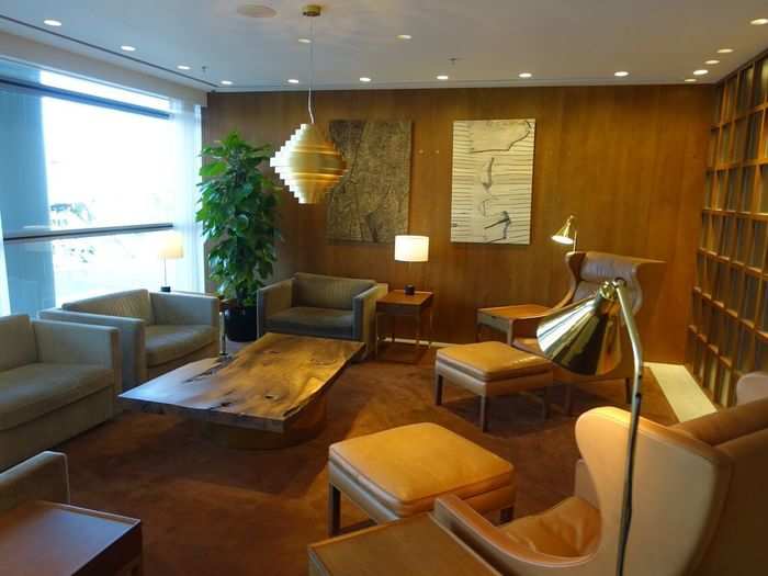 The living rooms were spacious, with plenty of seating for passengers. The artwork found throughout the lounge was absolutely stunning. Instead of marbled floors, The Pier featured mostly wooden and carpet floors, recreating that home experience.