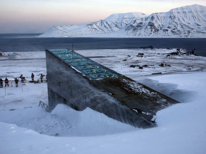 In Norway, any government-funded construction project over a certain cost must include a work of art. In this case, artist Dyveke Sanne installed reflective stainless steel and mirrors which reflect the Arctic sun on the top and front face of the vault. At night, fibre-optic cables light it up.