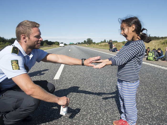 Juxtaposed among thousands of heartbreaking photos from the ongoing refugee crisis, is this photo of a Danish police officer and a Syrian refugee girl on the border German-Danish border. The police officer hid his wedding ring in one hand and asked a Syrian refugee girl to find it. The photo of this simple gesture immediately went viral on the internet.