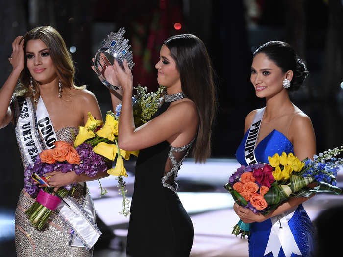 The Miss Universe 2015 crown is removed from Miss Colombia after host Steve Harvey mistakenly named her as the winner instead of first runner-up on December 20, 2015 in Las Vegas. Miss Philippines was crowned a few moments later.