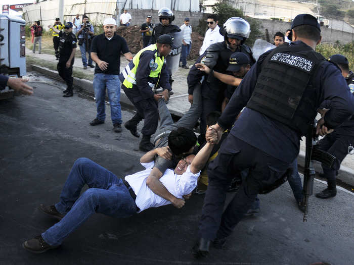 HONDURAS: Protesters blocking a street are removed by police in Tegucigalpa, Honduras, Wednesday, August 27, 2015.