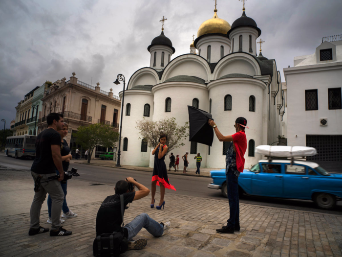 She also had photos taken outside the Russian Orthodox Church in Havana. According to AP, Cuban reforms that permit small-scale private businesses and the re-establishment of US-Cuban diplomatic relations have led to an increase in new photo and event-planning businesses.