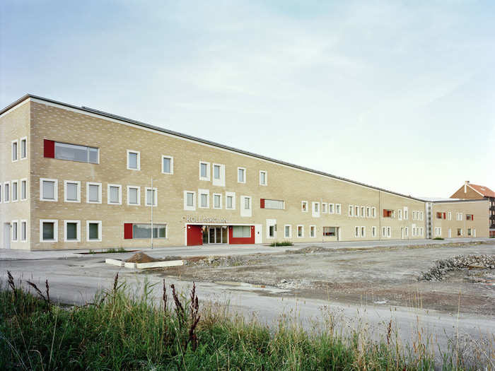 The Kollaskolan school in Kungsbacka, Sweden was built in 2014 by Kjellgren Kaminsky Architecture. On the outside it