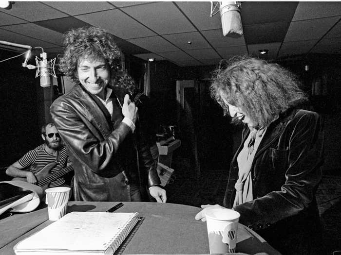 Before heading out on tour, Dylan stopped off at the Secret Sound Studios in Manhattan to record a duet version of the song "Buckets of Rain" with Better Milder for her album "Songs of the New Depression".