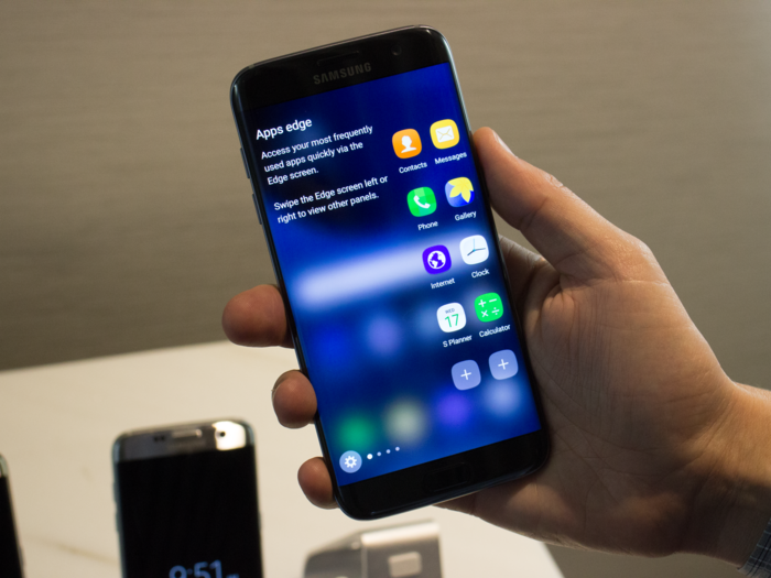 The Galaxy S7 Edge has widgets on the curved display