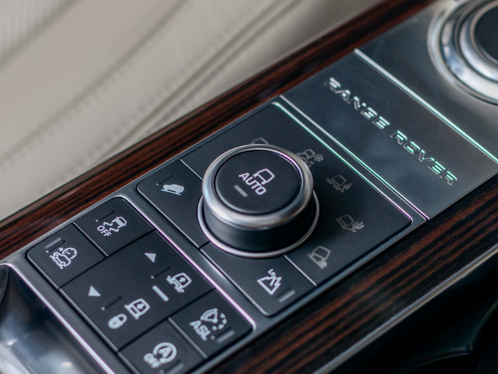 The driving dynamics of the Range Rover are controlled via the center console. The numerous drive modes include options for snow, sand, and hill-descent control.