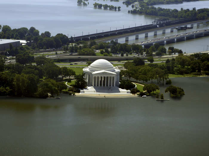 A real-life scene of Jefferson Memorial in 100 years if sea level rises 5 feet.