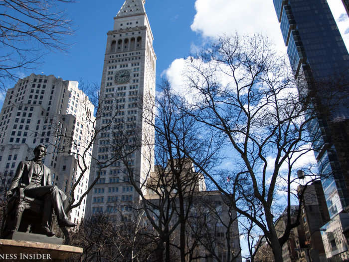 Today, the park has popular restaurants, including a Shake Shack, and even a playground for children. It also has exhibits from artists like New York artist Bill Beirne, contemporary San Francisco artist Jim Campbell, sculptor Mark di Suvero, and many more.