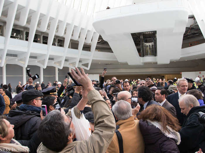 People swarmed around the world-renowned architect.