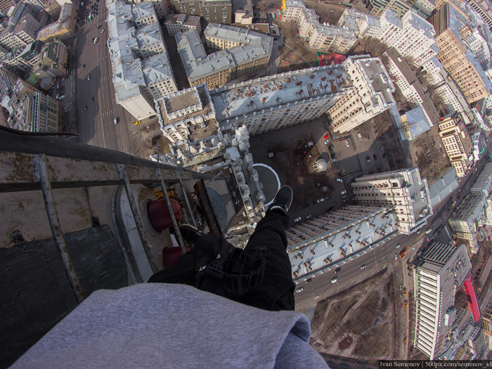 This extreme shot was taken from the top of the Red Gates Administrative Building, one of seven skyscrapers in Moscow that was designed in the Stalinist style. It rises about 400 feet into the sky.