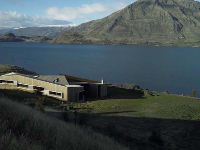 The New Zealand Lake House in West Wanaka, New Zealand, looks like a modernist hobbit home for a Lord of the Rings adventure.