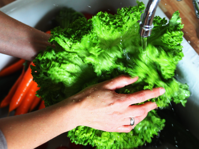 Discoloring of lettuce leaves