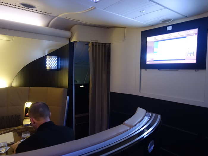 The onboard lounge is a place where restless business and first class passengers can go to socialize. Unlike in Qatar and Emirates, there is no onboard bar here, although you can easily grab the attention of a flight attendant to order anything you want.