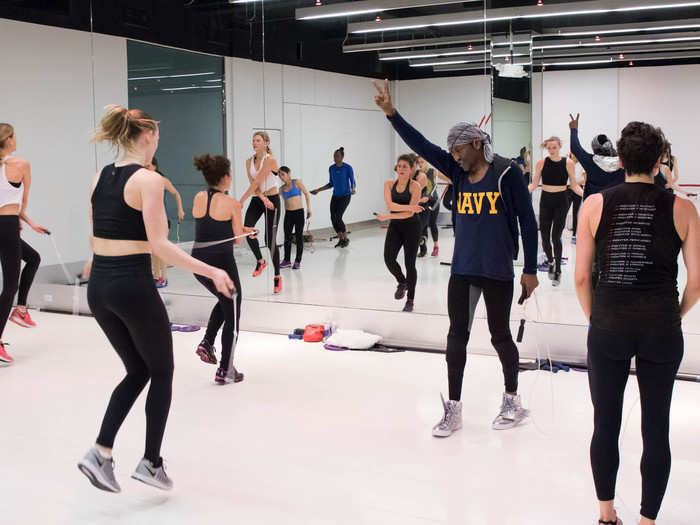 All of these sections were interspersed with high-intensity jump rope intervals, keeping my heart pounding and sweat dripping. Double-unders and cross-rope jumping were par for the course for regulars, keeping the momentum going to the fast-paced hip hop rhythm.