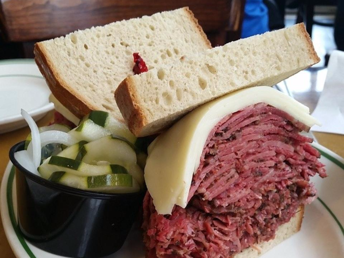 16. Famous 4th Street Delicatessen (Philadelphia, Pennsylvania)