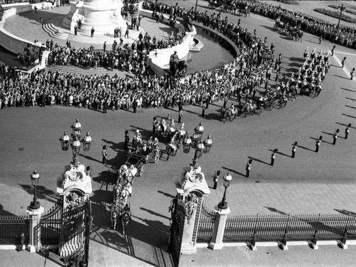 1971: In 1971, Japanese Emperor Hirohito visited Britain for four days. The Emperor and Queen Elizabeth II rode in an open Landau through the gates of Buckingham Palace in a lavish procession after his arrival at Victoria Station.