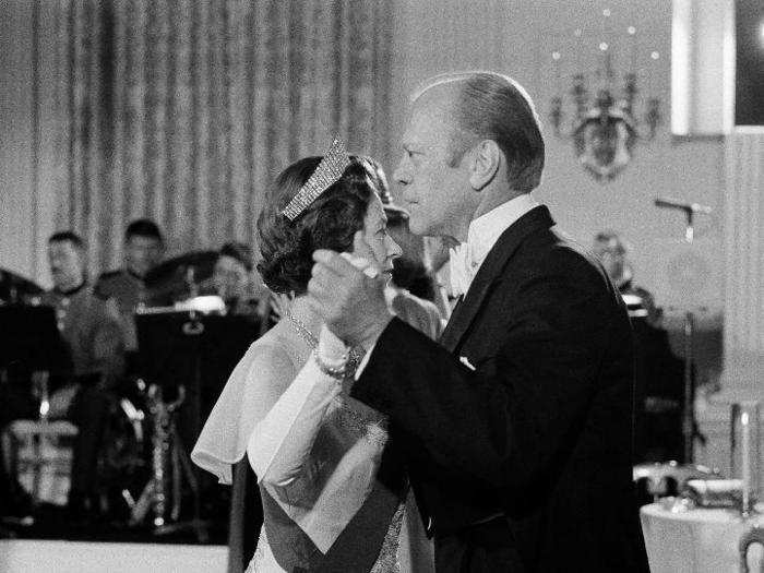 1976: US President Gerald Force leads Queen Elizabeth II in a dance following a State Dinner at The White House. The dinner party was thrown in honour of her majesty during her tour of the US.