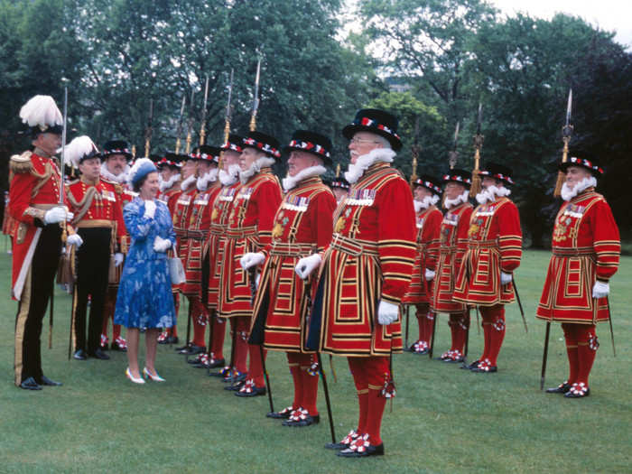 1978: Here, the queen reviews her Yeoman of the Guard, the world