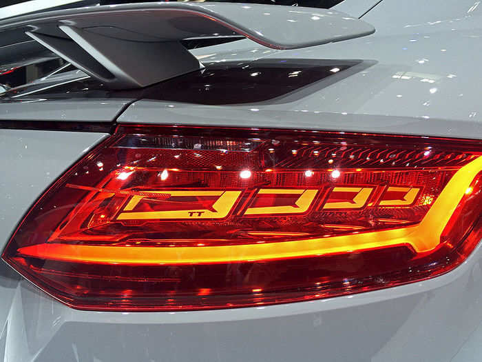 With the TT RS, Audi is also following in its own tradition of trying out new and surprisingly exciting lighting tech. What you see here is Audi