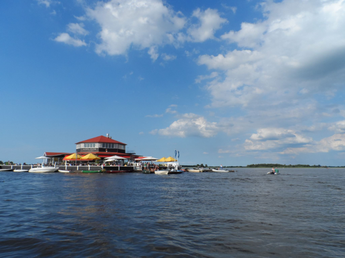 A popular restaurant here is Smit’s Paviljoen, which has been in operation since 1935 and is located on Bovenwijde lake. They offer catered lunches, extensive sandwich buffets, and barbecues for groups, as well as à la carte menu items.