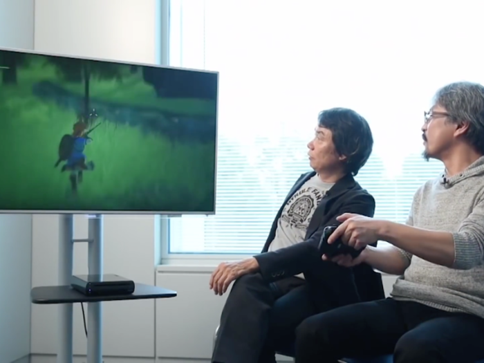 Look at Miyamoto adorably leaning all over the place to help Link aim his arrows.