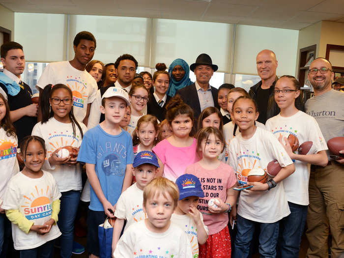 Reggie Jackson and Canadian hockey star Mark Messier posed and gave autographs.