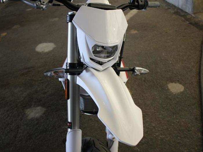 Both bikes have fully-adjustable front and rear suspension.