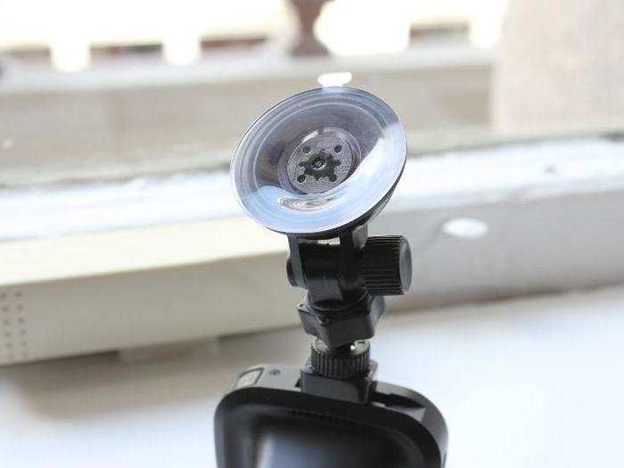 It comes with an easy-to-use quick-detach suction cup mount. It