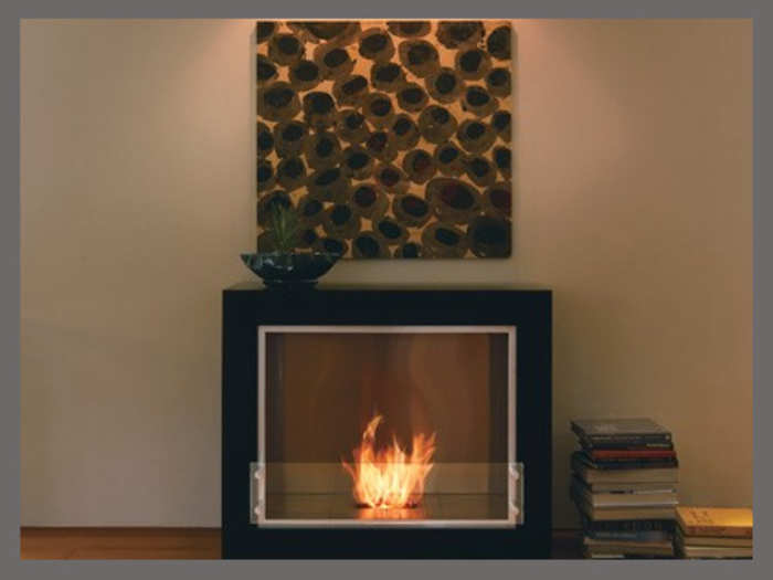 Freestanding bio-ethanol fireplace