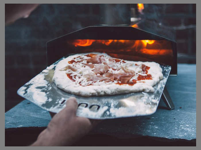 Outdoor pizza oven