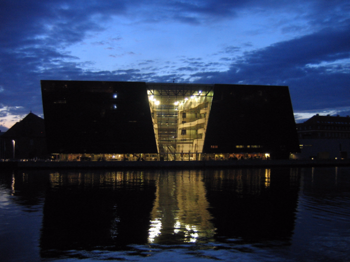 Shiny, black facets blanketing The Black Diamond reflect the sea and sky on a Copenhagen harbor. Its angular design plays with the theme of symmetry.