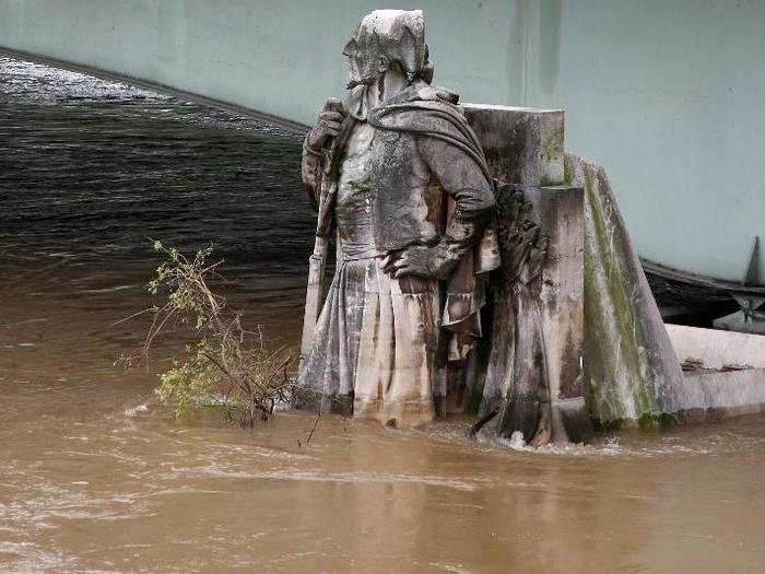 The Zouave statue on the Seine