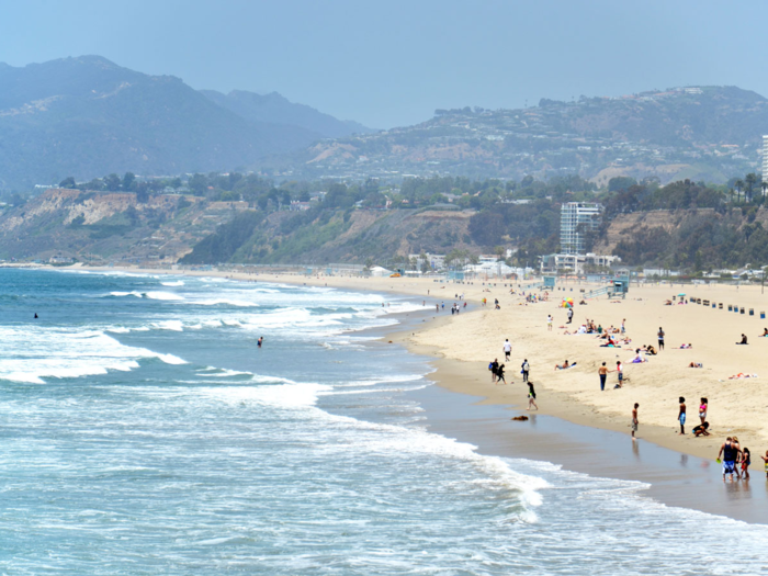 14. The second-largest city in the US, Los Angeles, California, is home to plenty of beaches and stunning ocean views to enjoy. In addition to being the epicenter of Hollywood and the celebrity culture, Los Angeles has plenty of galleries and museums and a thriving live music scene.