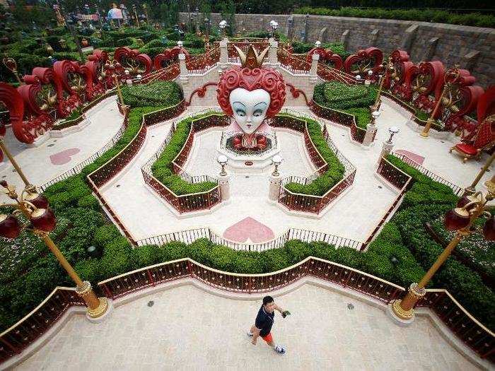 The park also has an incredible "Alice in Wonderland" hedge maze.