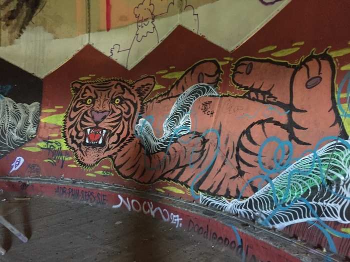 A tiger mural can be found in the highest dome.