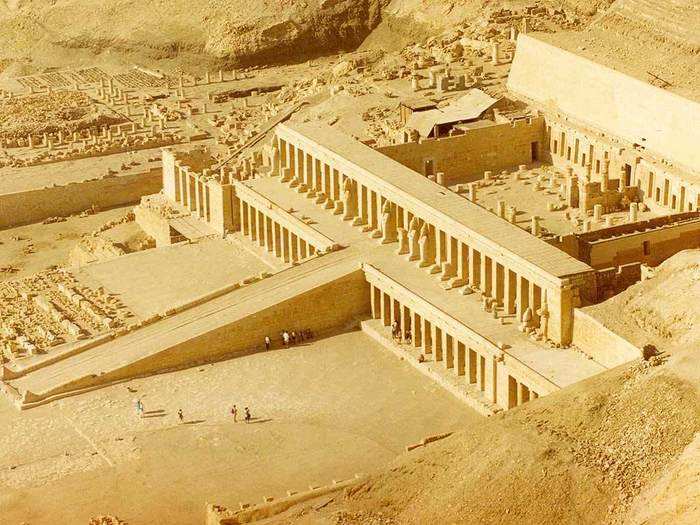 Thebes took the lead with 75,000 people by 1500 BCE.