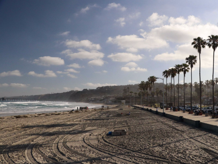 7. La Jolla Shores extends about a mile long in the community of La Jolla near San Diego, California. The summer waves are considered to be the most gentle of all the beaches in San Diego. There are scuba diving classes for beginners, and permanent lifeguard stations.