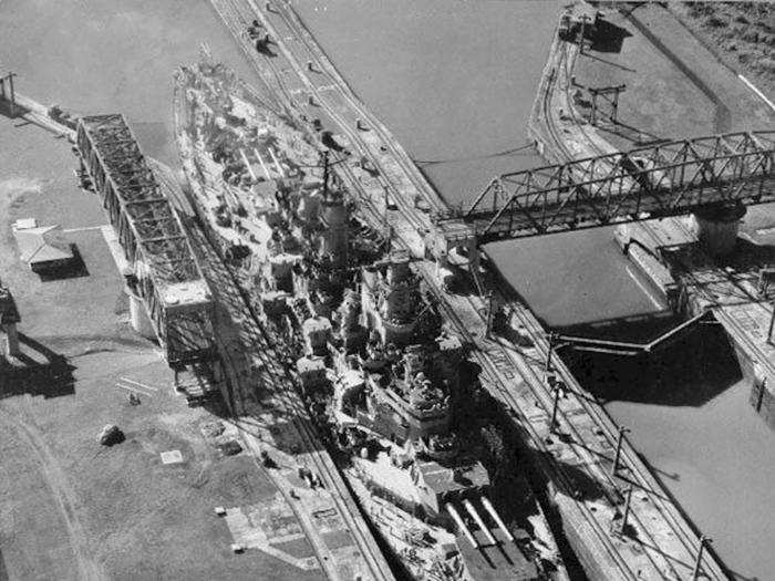 USS Missouri (BB-63) in the Miraflores Locks, Panama Canal, while en route from the Pacific to New York City in 1945. The beam of battleships of this era was determined by Panama Canal lock dimensions.