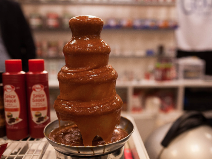 Barbecue sauce fountain