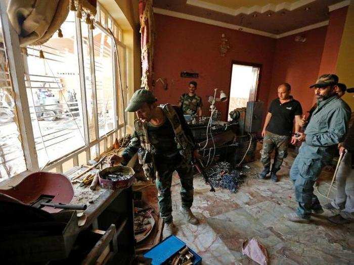 Iraqi-government-allied Shia fighters, who were supposed to stay out of the city center while the fight for Fallujah was ongoing, inspected abandoned sites.