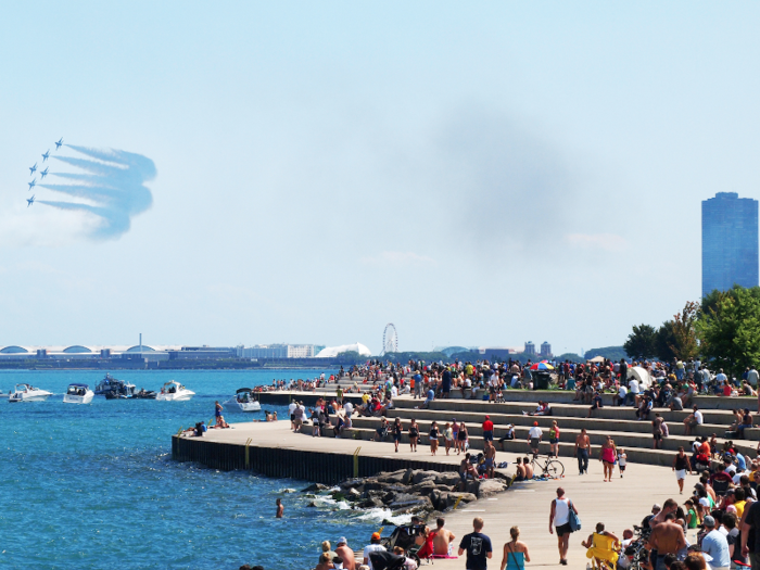 Watch pilots make daredevil moves in impressive planes for Chicago